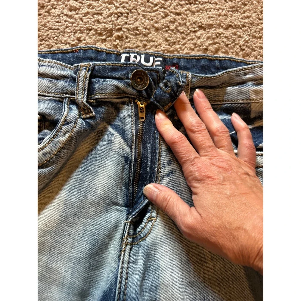 True Indigo Mens Slim Fit Light Acid Wash Embroidered Jeans 30x32  F-119